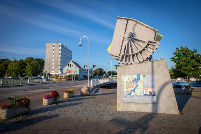 Skulptur an der Peenebrücke