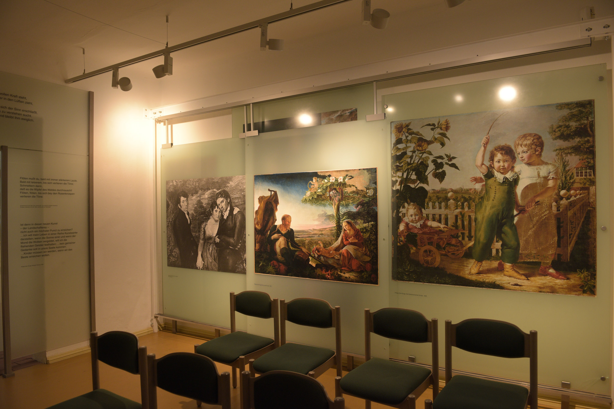 Ausstellungsraum mit großen Reproduktionen von Runges Werken