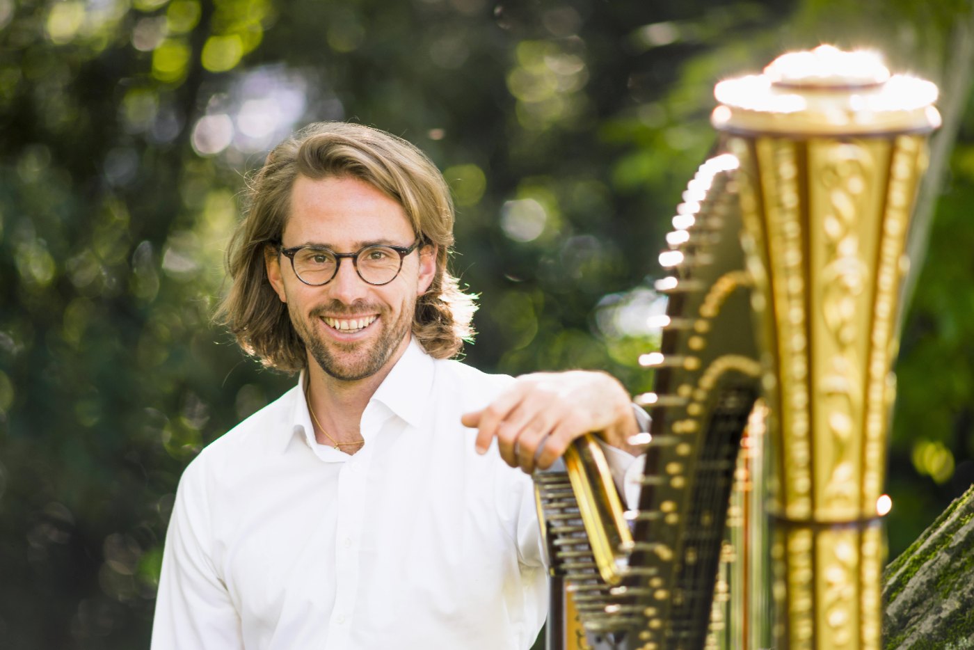 Markus Thalheimer neben seiner Harfe